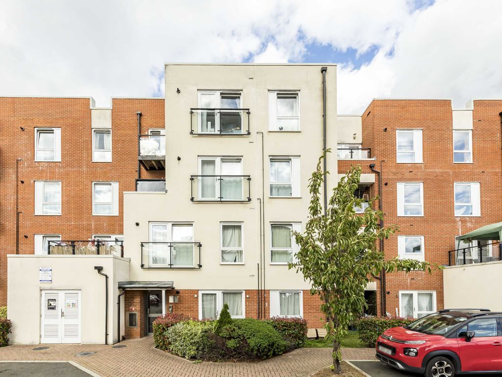 1 bed flat for sale in Spelthorne Grove, Sunbury-On-Thames TW16, £95,000
