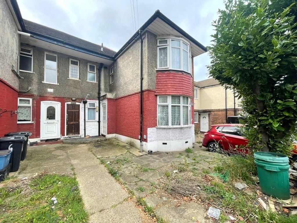 2 bed property for sale in Abbey Road, Ilford IG2, £300,000