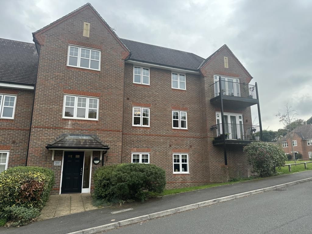 2 bed flat for sale in Frimley, Surrey GU16, £325,000