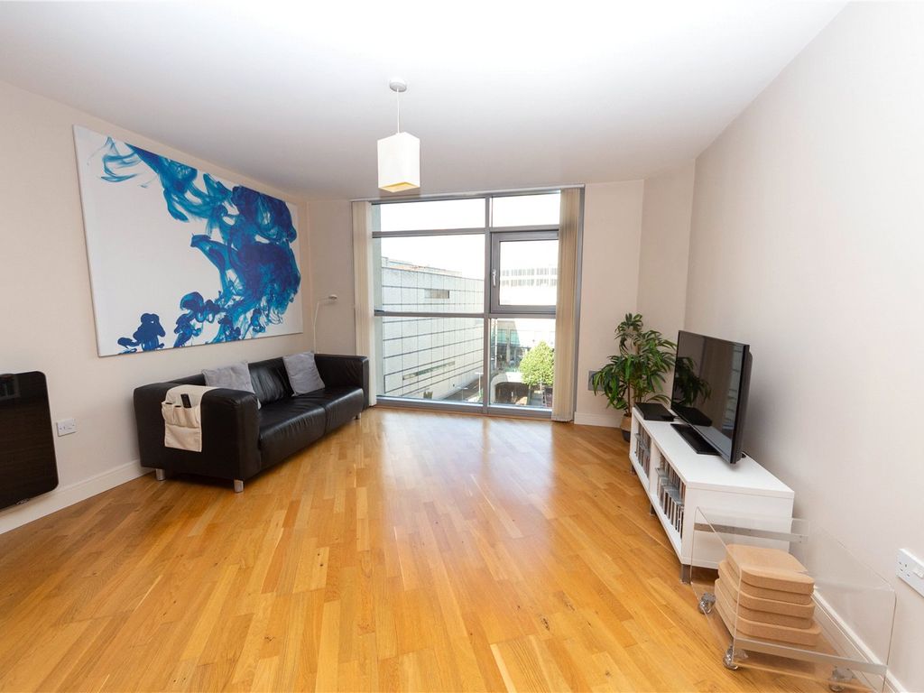 1 bed flat for sale in Altolusso, Cardiff CF10, £130,000