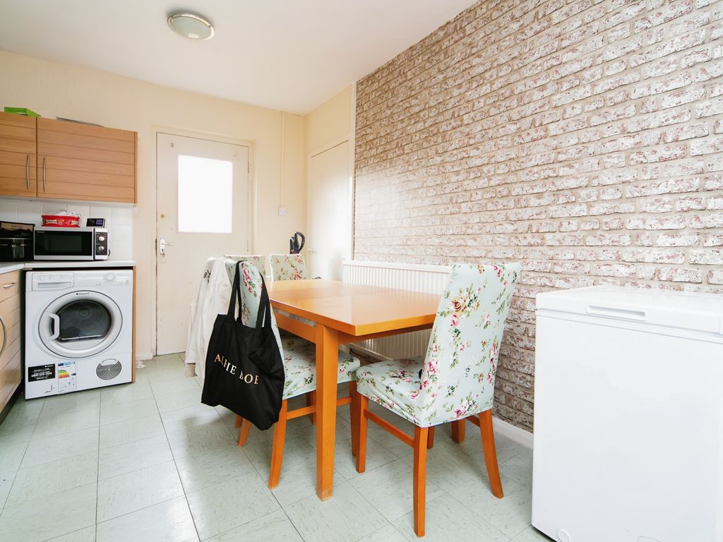 2 bed terraced house for sale in Willow Road, Chester CH4, £140,000
