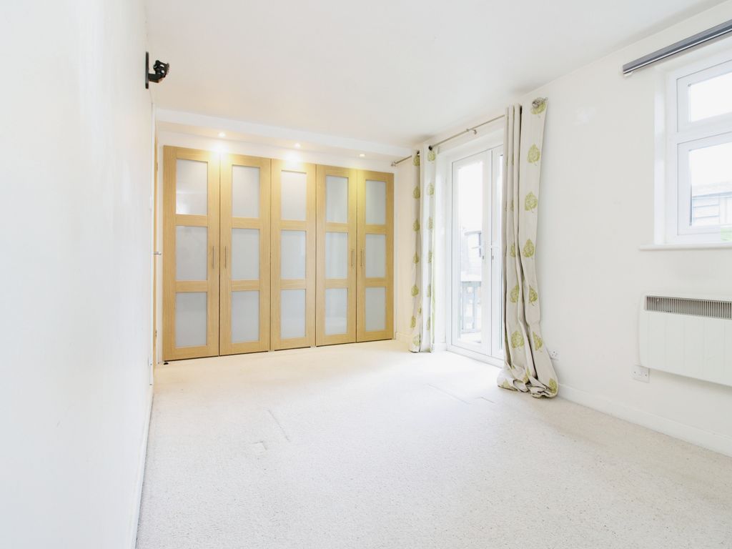 2 bed flat for sale in Oakwood Close, Midhurst, West Sussex GU29, £240,000