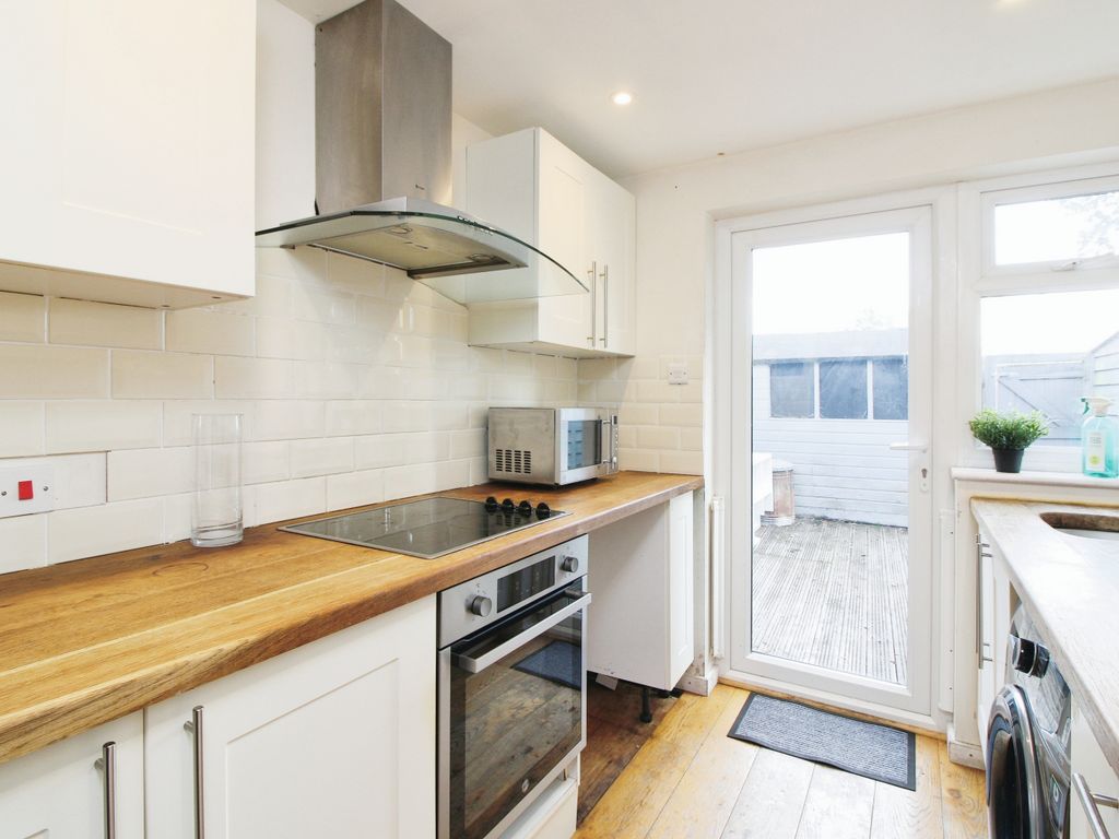 2 bed flat for sale in Oakwood Close, Midhurst, West Sussex GU29, £240,000