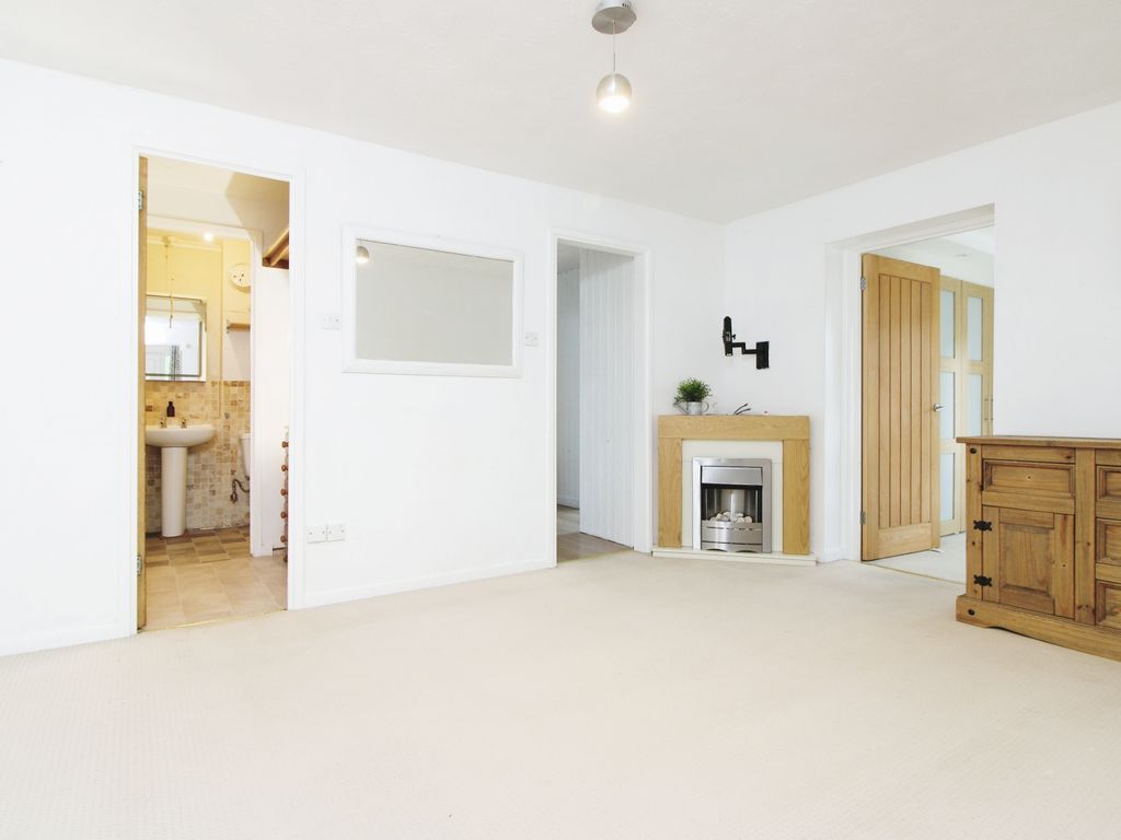 2 bed flat for sale in Oakwood Close, Midhurst, West Sussex GU29, £240,000