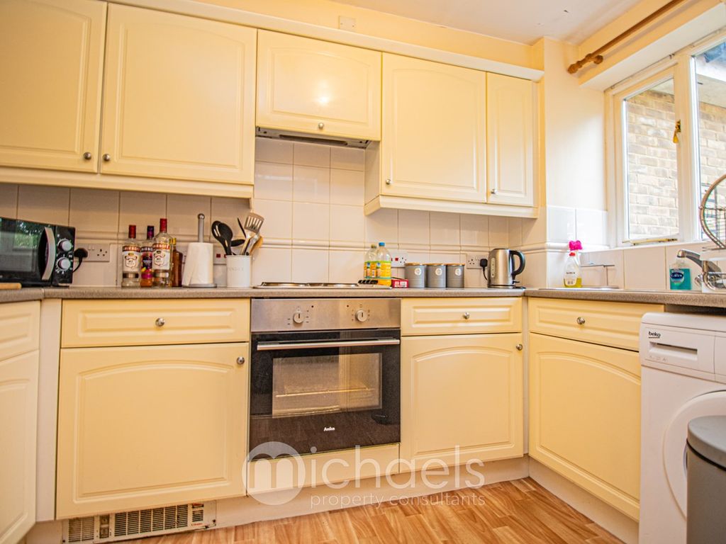 2 bed flat for sale in Nottage Crescent, Braintree CM7, £180,000