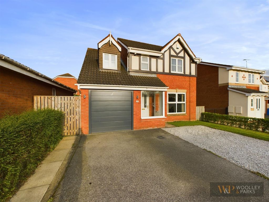 4 bed detached house for sale in Fieldfare, Driffield YO25, £310,000