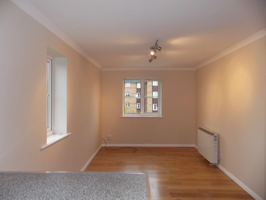 1 bed flat for sale in Thurlow Close, London E4, £225,000