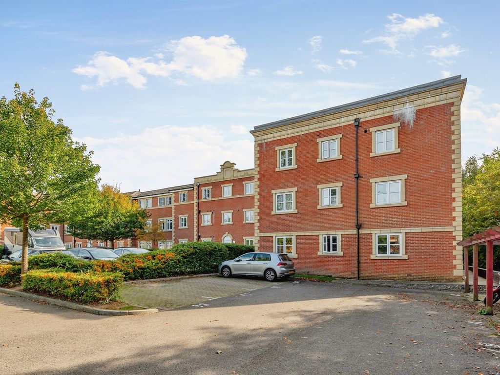 2 bed flat for sale in Talfourd Way, Redhill RH1, £285,000