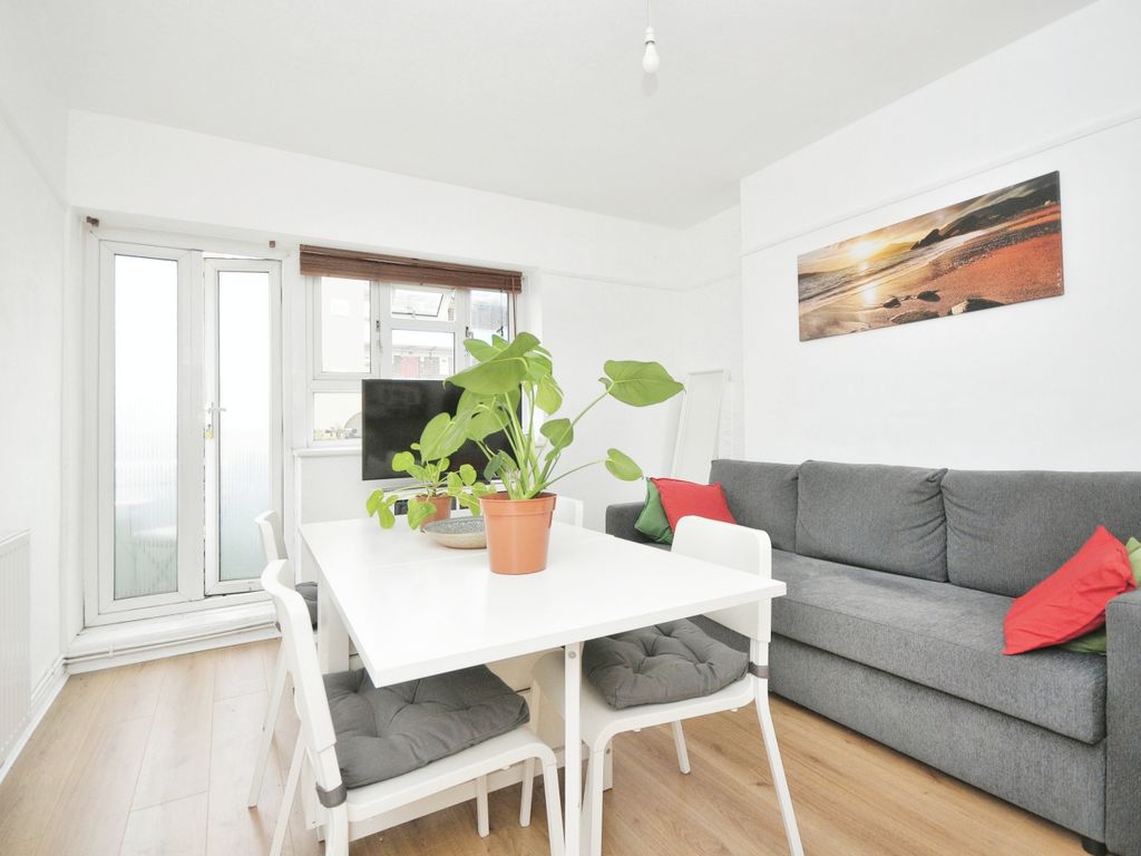 1 bed flat for sale in Bromley Road, London SE6, £220,000