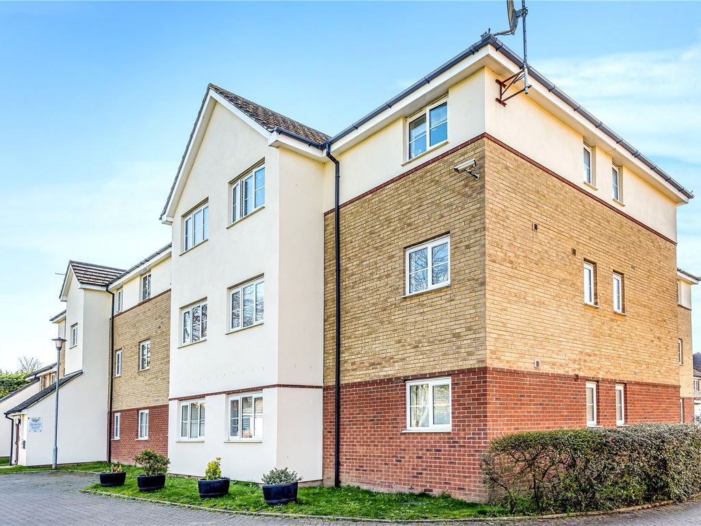 2 bed flat for sale in Sherriff Close, Esher KT10, £280,000