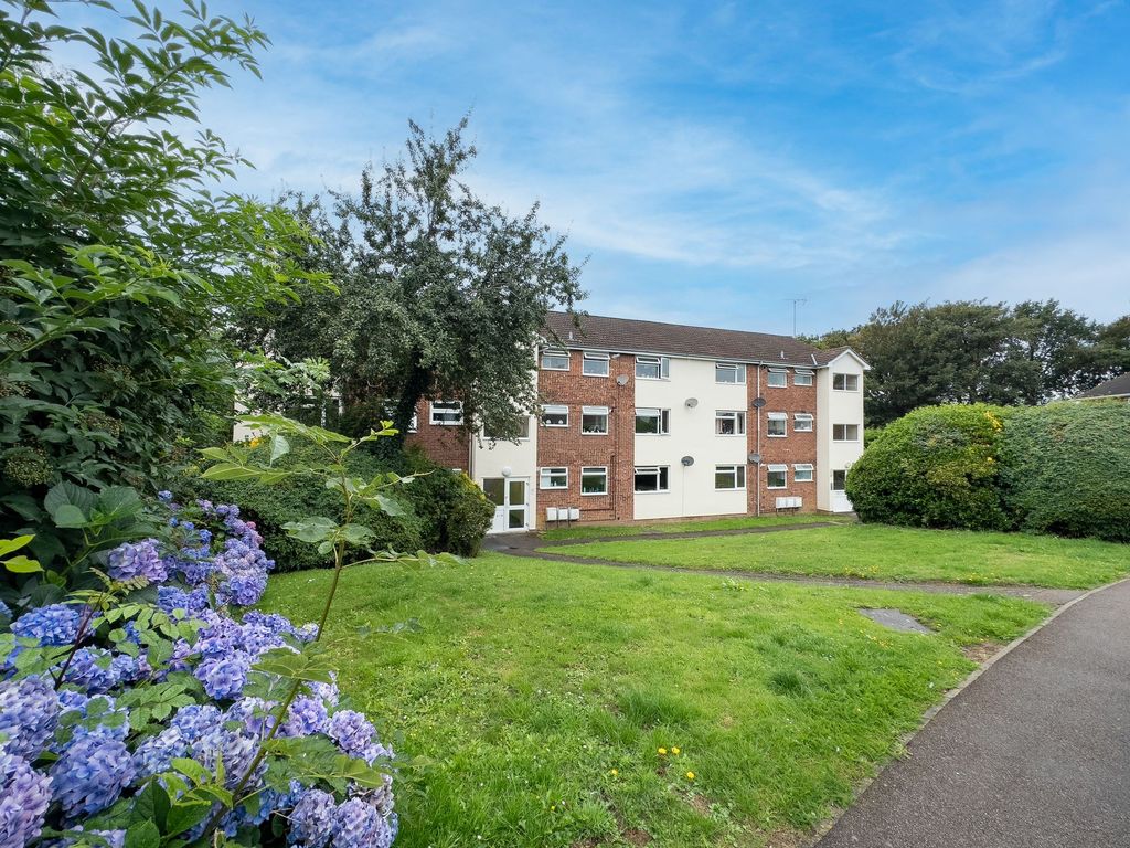 2 bed flat for sale in Firsgrove Crescent, Warley CM14, £250,000
