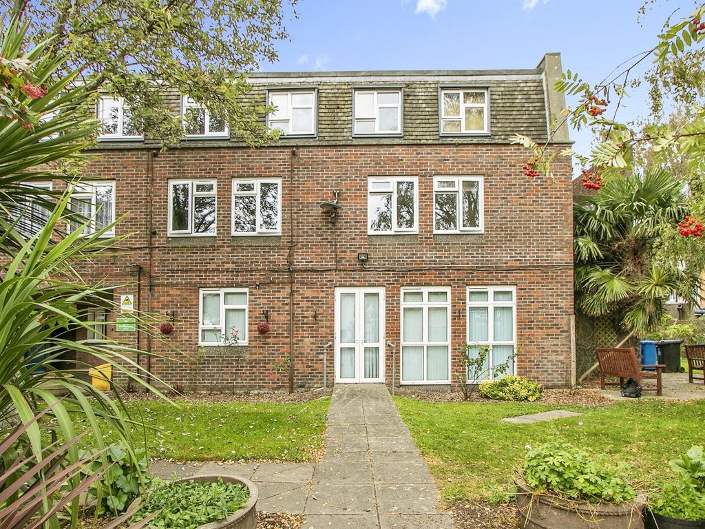 2 bed flat for sale in Cinnamon Lane, Poole BH15, £235,000