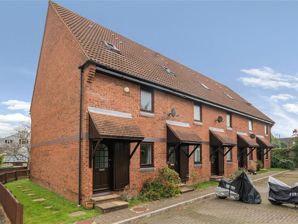 2 bed flat for sale in Meon Close, Petersfield, Hampshire GU32, £200,000