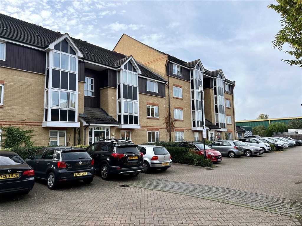2 bed flat for sale in Faraday Road, Guildford, Surrey GU1, £320,000