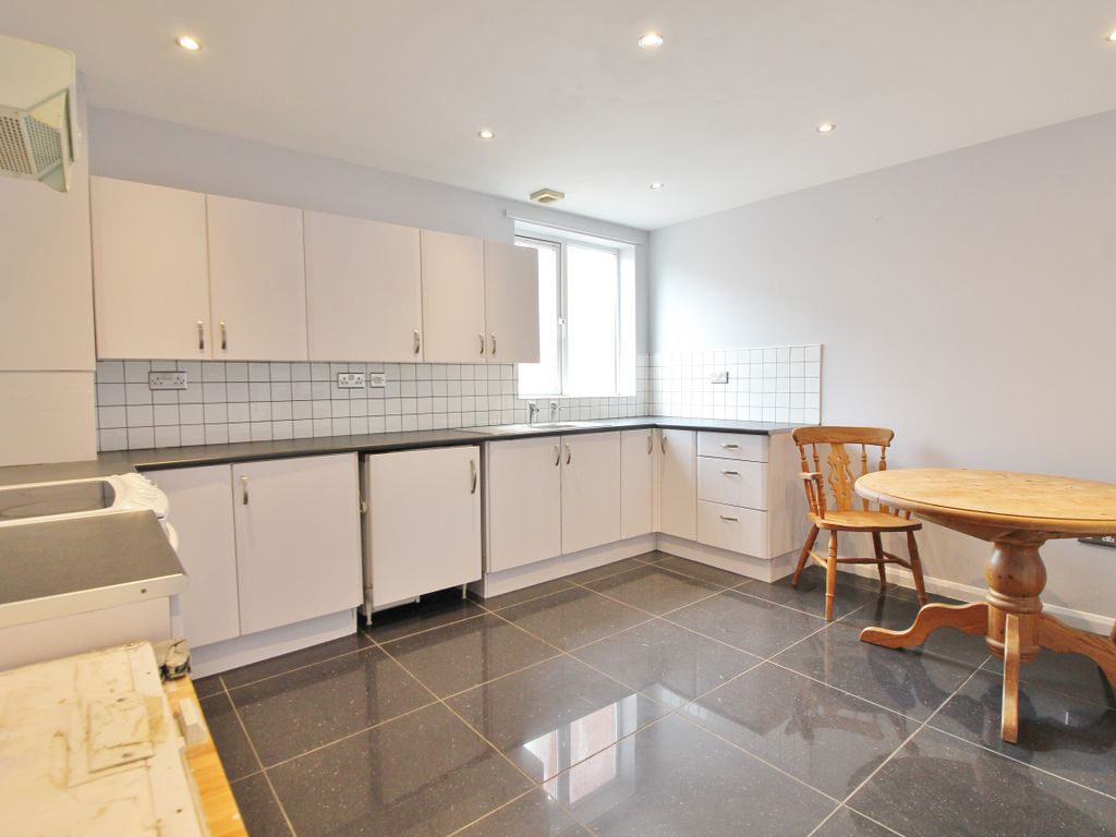 2 bed flat for sale in Fratton Road, Portsmouth PO1, £165,000