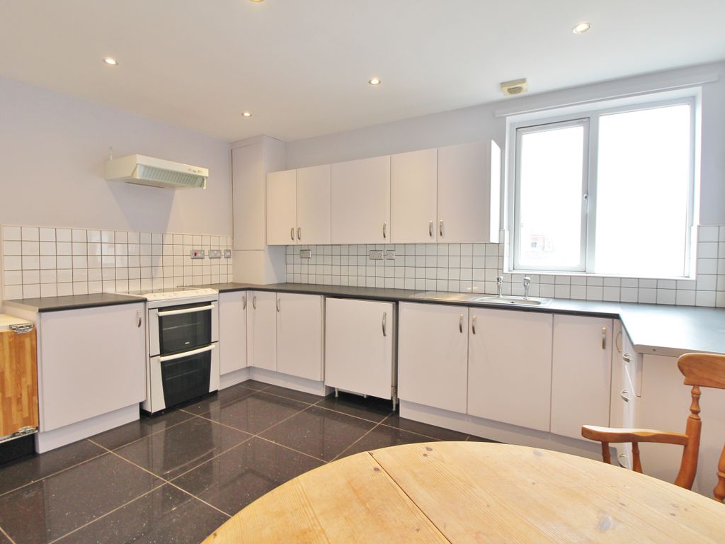 2 bed flat for sale in Fratton Road, Portsmouth PO1, £165,000