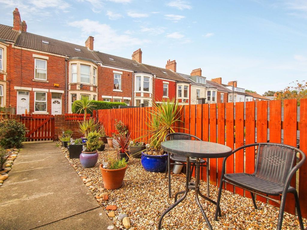 2 bed flat for sale in Cambridge Avenue, Whitley Bay NE26, £165,000