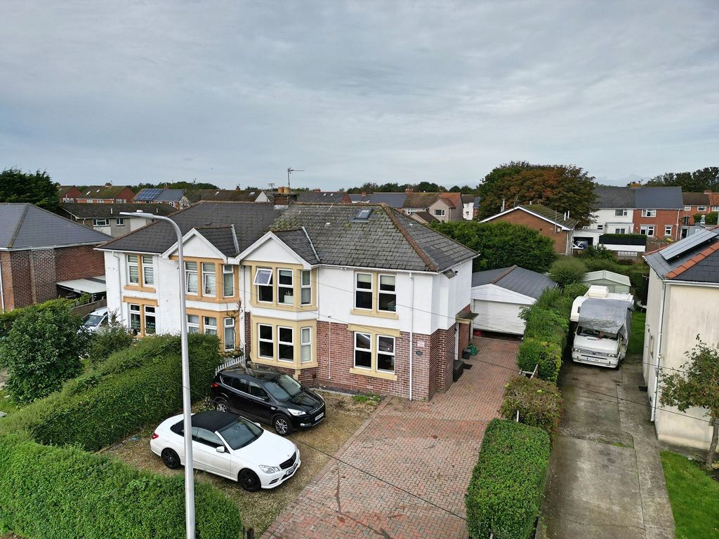 4 bed detached house for sale in Winston Road, Barry CF62, £300,000