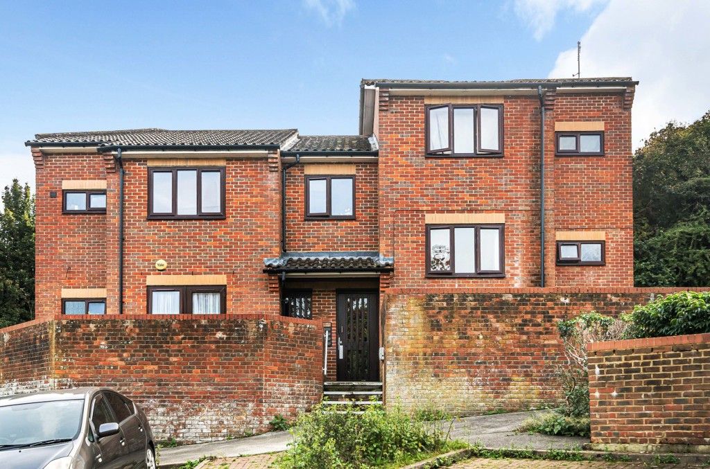1 bed flat for sale in Chairborough Road, Cressex Business Park, High Wycombe HP12, £160,000
