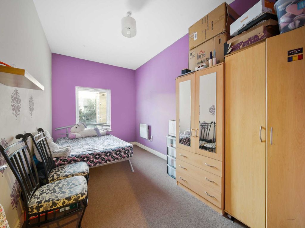 2 bed flat for sale in Romford Road, Stratford E15, £290,000