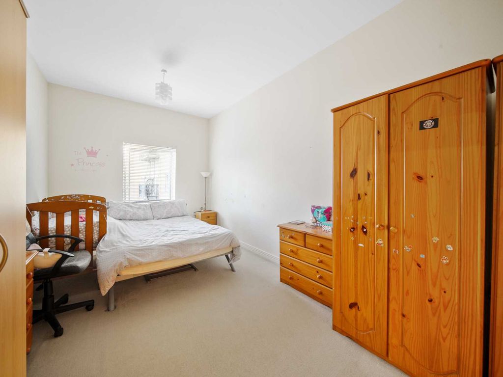 2 bed flat for sale in Romford Road, Stratford E15, £290,000