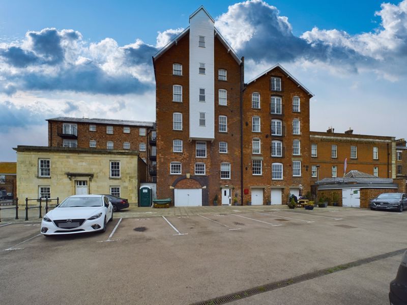 1 bed flat for sale in Commercial Road, Gloucester GL1, £140,000