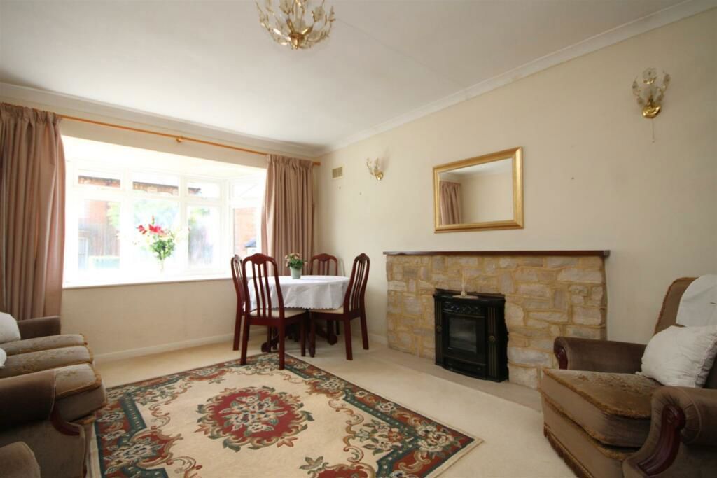 1 bed flat for sale in High Path Road, Guildford GU1, £185,000