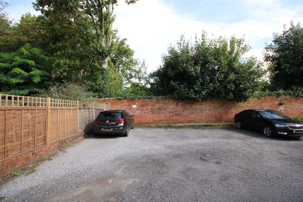 1 bed flat for sale in High Path Road, Guildford GU1, £185,000