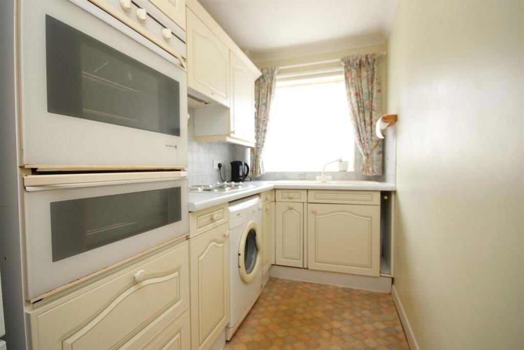 1 bed flat for sale in High Path Road, Guildford GU1, £185,000