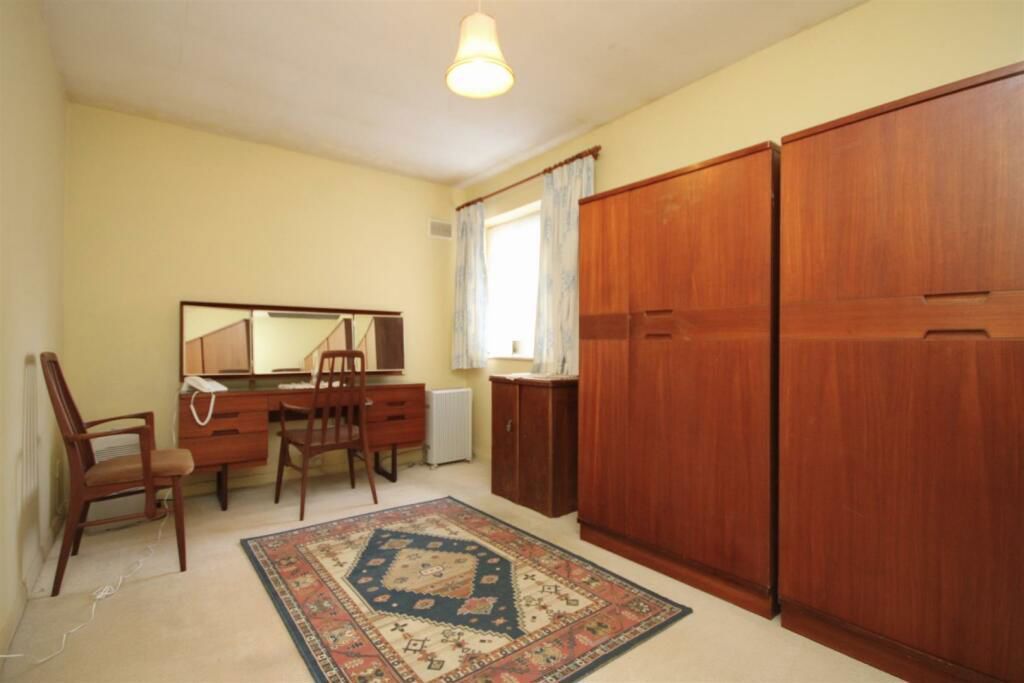 1 bed flat for sale in High Path Road, Guildford GU1, £185,000