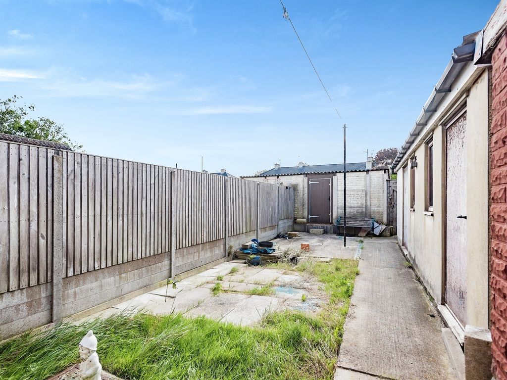 3 bed terraced house for sale in Pinnocks Place, Swindon SN2, £160,000