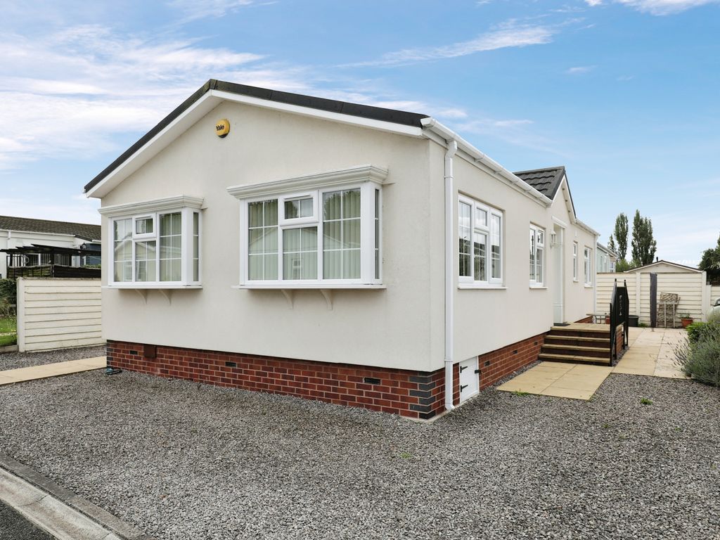 2 bed mobile/park home for sale in Meadow Close, Lighthorne CV35, £190,000