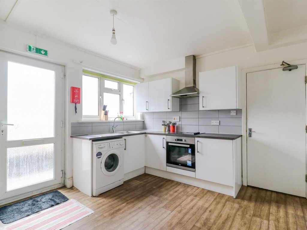 3 bed flat for sale in The Common, Hatfield AL10, £230,000