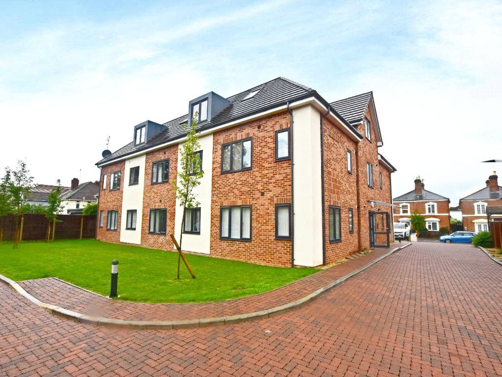2 bed flat for sale in Saunders Court, Gloucester, Gloucestershire GL4, £200,000