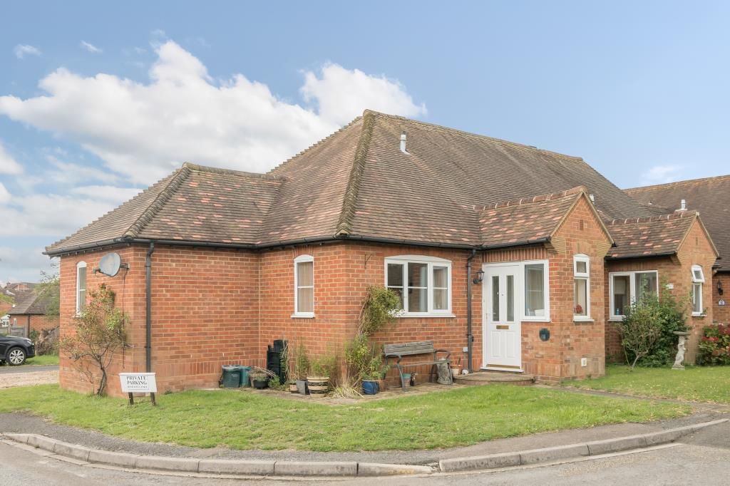 2 bed bungalow for sale in Thame, Oxfordshire OX9, £250,000