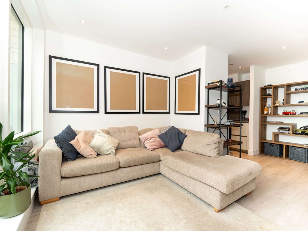 2 bed flat for sale in Ealing, London W5, £168,750
