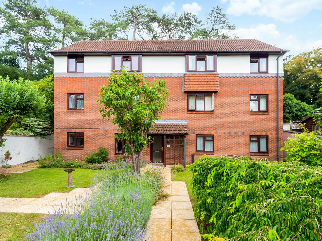 2 bed flat for sale in Stratford Road, Salisbury SP1, £179,500