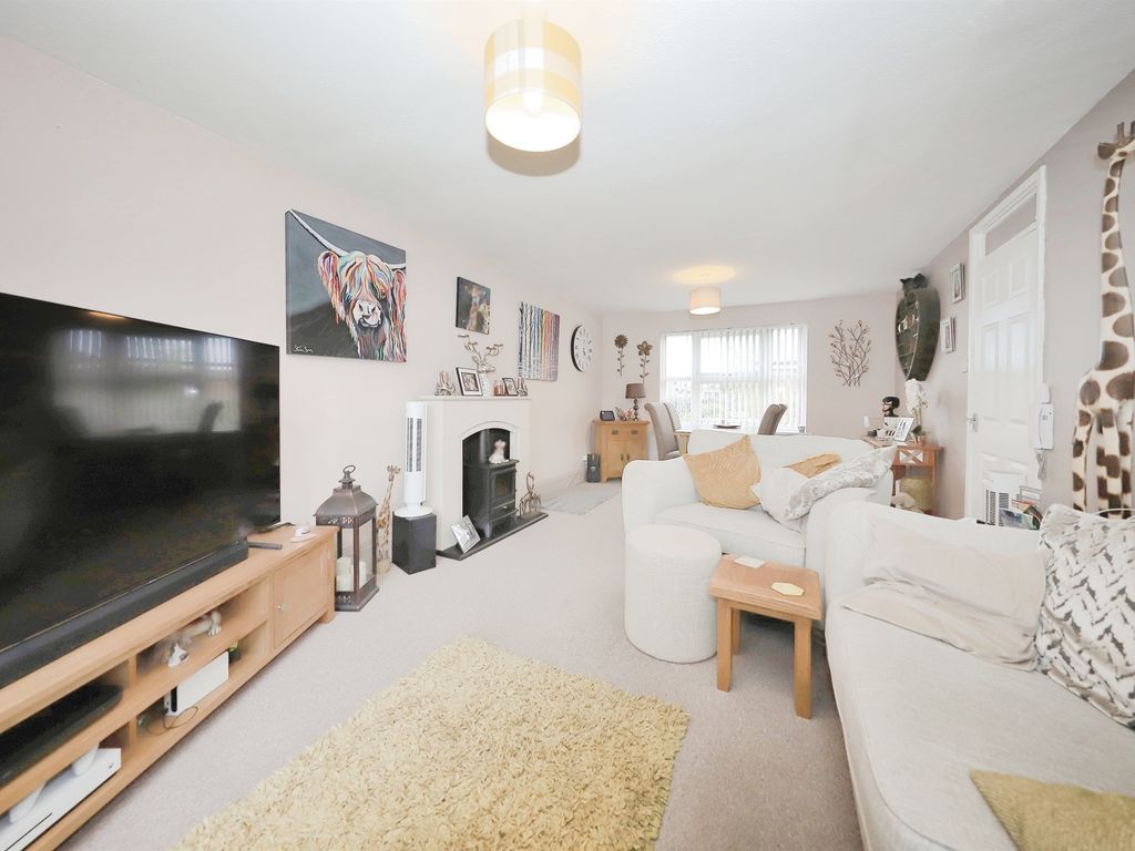 2 bed flat for sale in Charnwood Court, Wollescote, Stourbridge DY9, £125,000