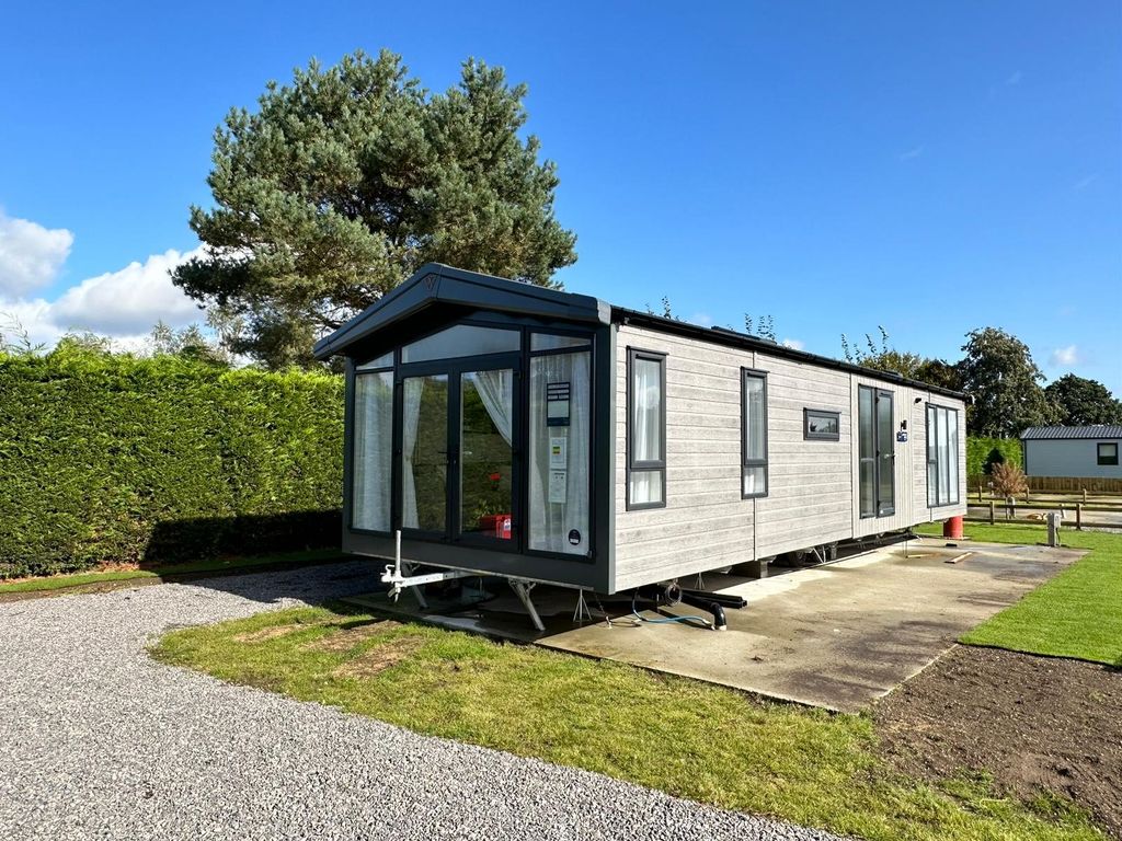 2 bed mobile/park home for sale in Feoffee Common Lane, Pocklington, York YO42, £68,000