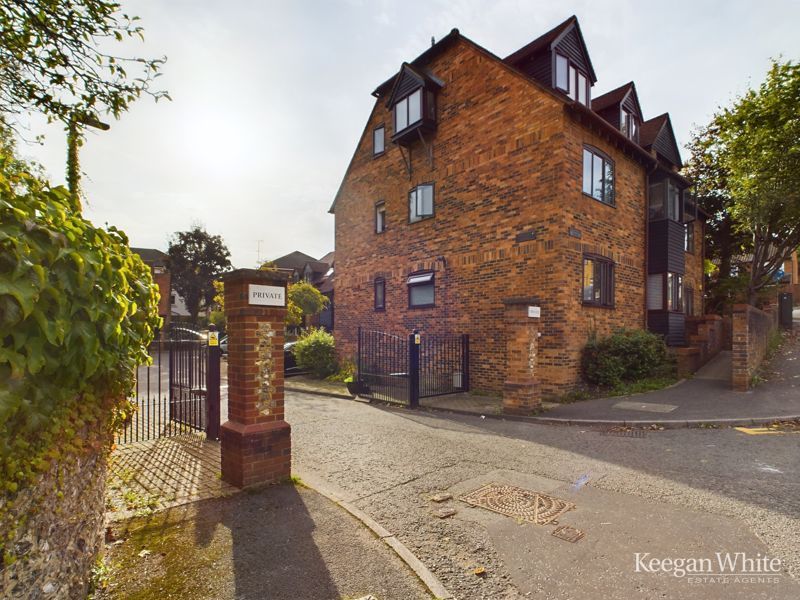 2 bed flat for sale in Copyground Lane, High Wycombe HP12, £265,000