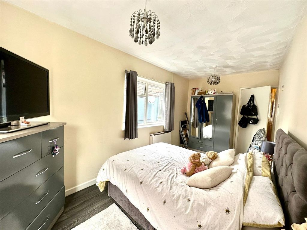 2 bed flat for sale in Arundel Street, Portsmouth PO1, £120,000