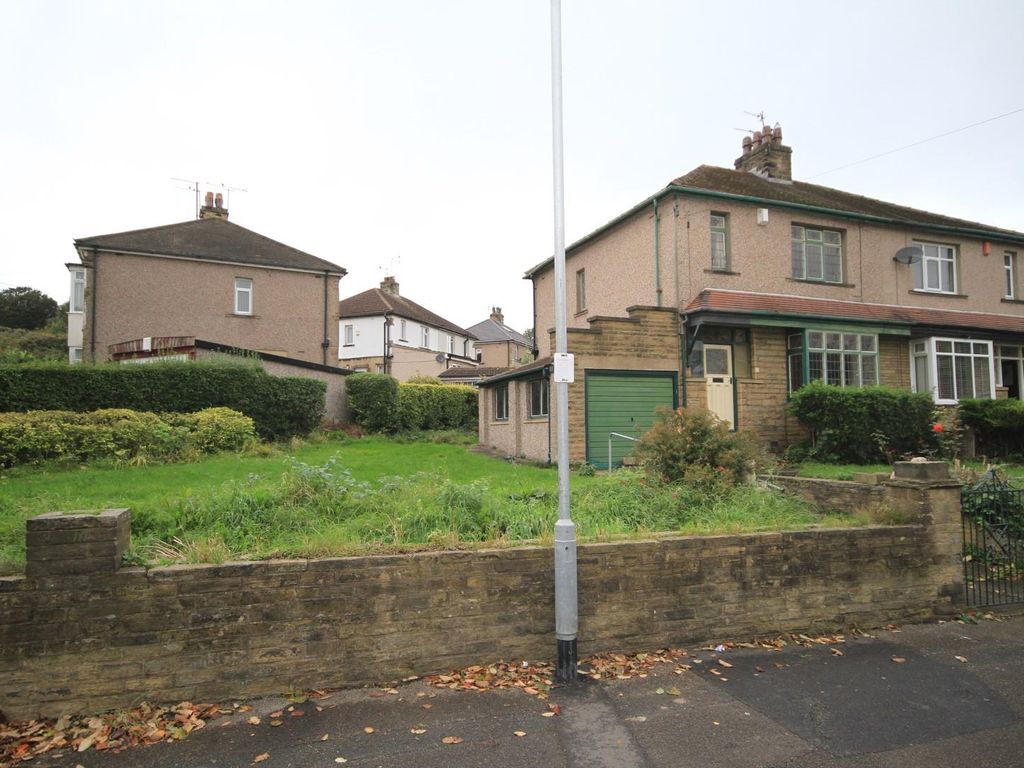 3 bed semi-detached house for sale in Cross Road, Idle, Bradford BD10, £179,995