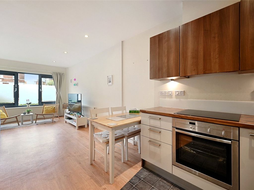 1 bed flat for sale in Vandervell Court, Larden Road, Acton, London W3, £325,000