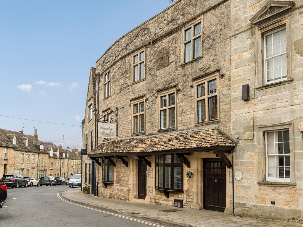 2 bed flat for sale in Dale House, Tetbury, Gloucestershire GL8, £245,000