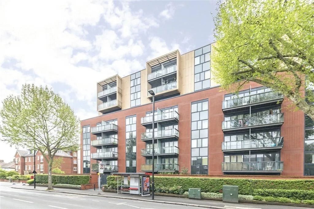 1 bed flat for sale in London Road, Isleworth TW7, £280,000