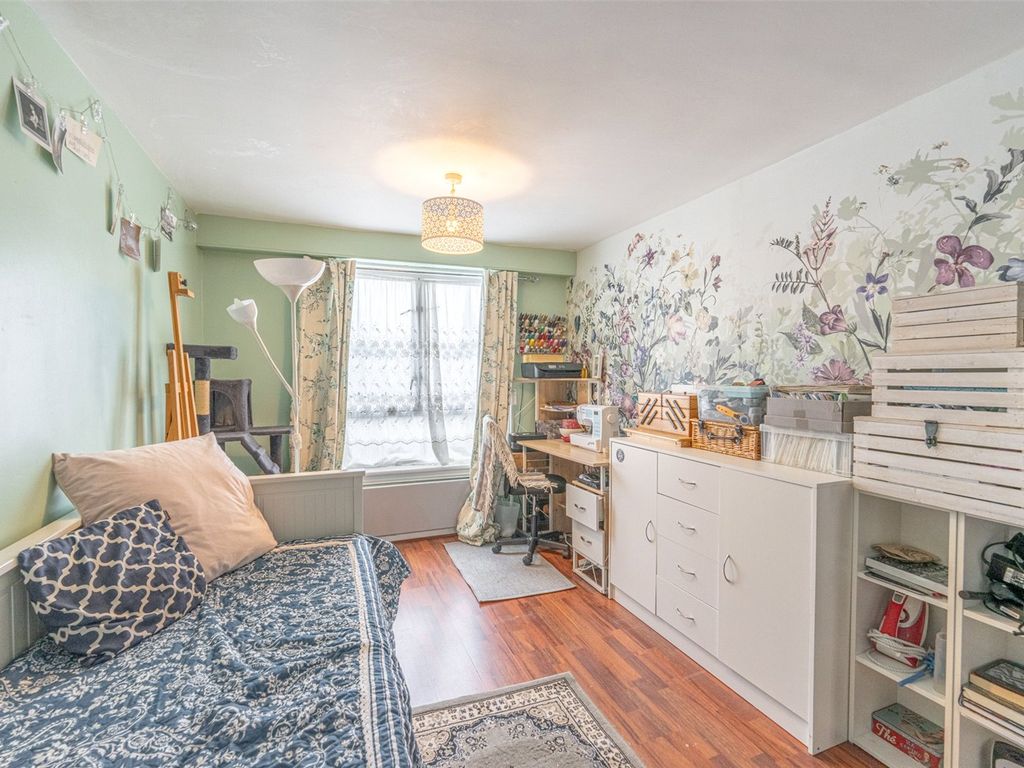 2 bed flat for sale in Giles Street, Edinburgh EH6, £170,000