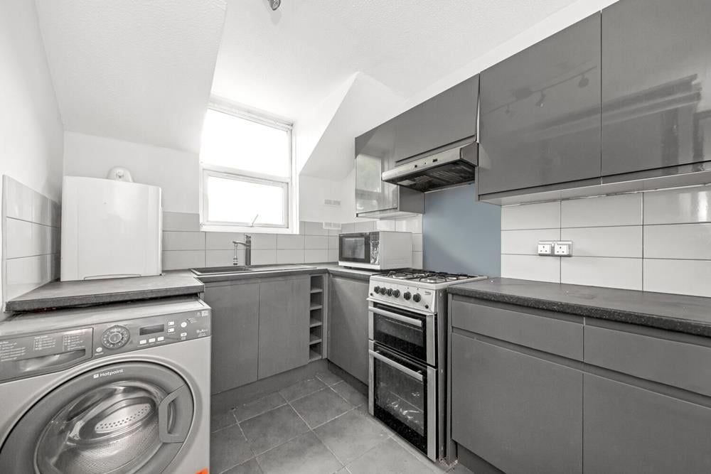 1 bed flat for sale in Brabourne Close, Crystal Palace, London SE19, £250,000