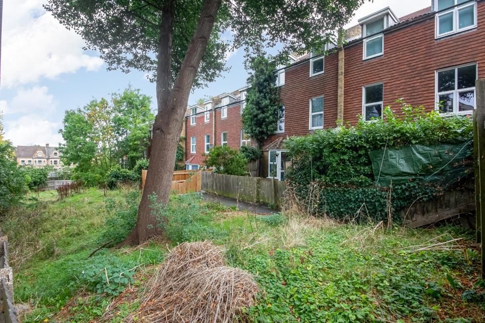 1 bed flat for sale in Brabourne Close, Crystal Palace, London SE19, £250,000