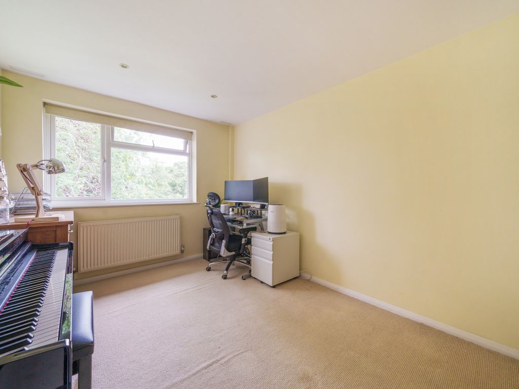 2 bed flat for sale in Brockley Combe, Weybridge KT13, £315,000