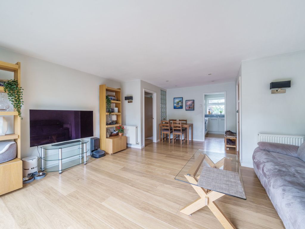 2 bed flat for sale in Brockley Combe, Weybridge KT13, £315,000